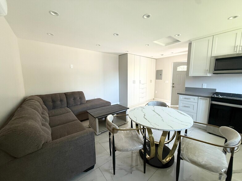 Building Photo - 8431 Oso Ave