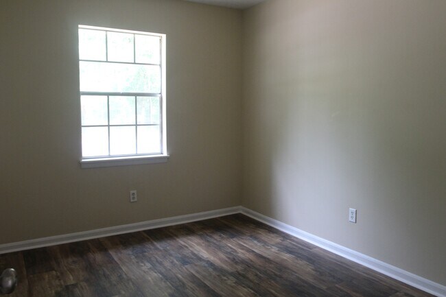 Building Photo - 2523 Beachview Dr