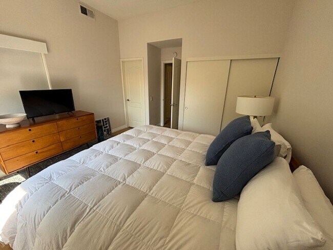 Building Photo - 3 Bedroom 2 Bath Short Term Rental