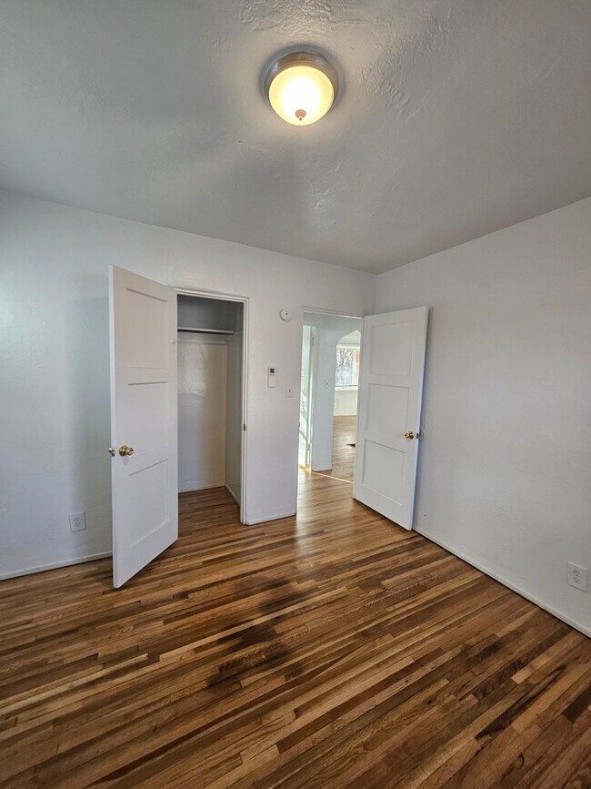 Building Photo - 1216 Columbia Dr NE