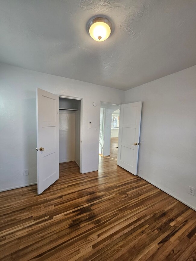 Building Photo - 2 Bed 1 Bath+ W/D Hook up