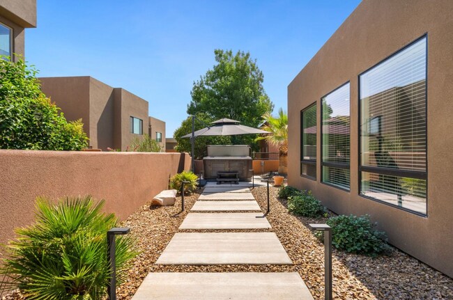 Building Photo - Luxurous 4 Bedroom Golf Course Home