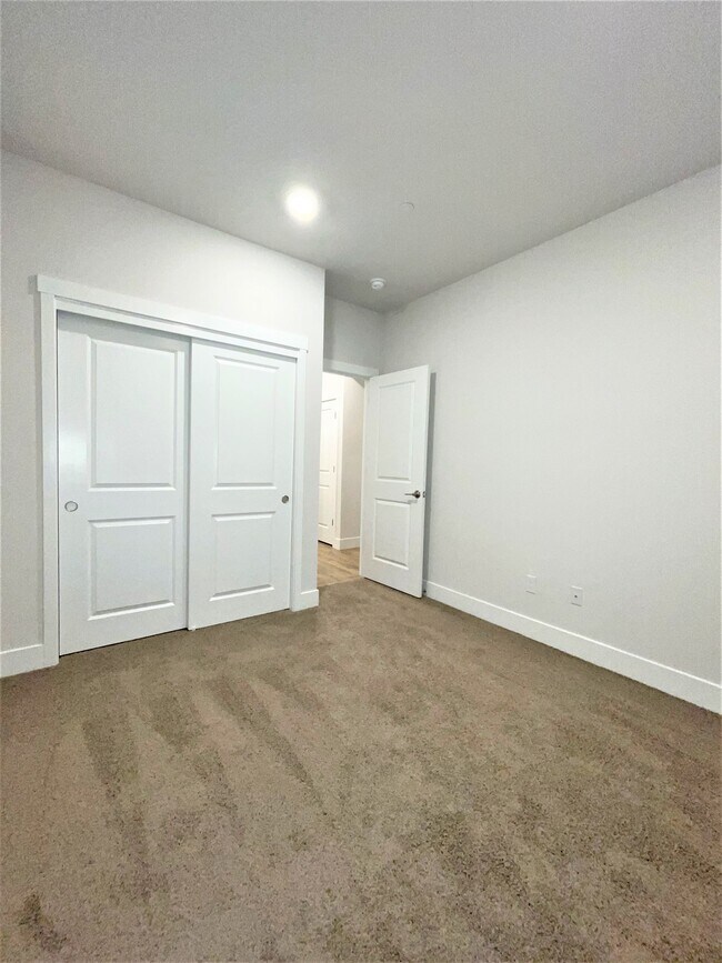 Building Photo - 18405 SW Buckhorn Dr