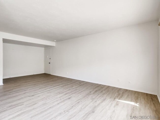 Building Photo - Upgraded 2bd/1ba Condo with Washer/Dryer in unit!