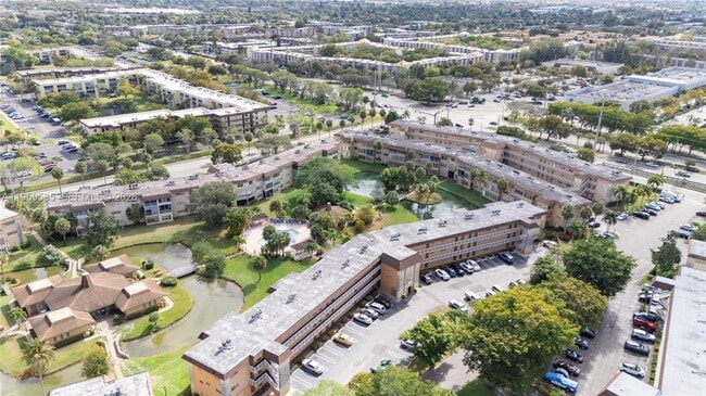 Building Photo - 5021 W Oakland Park Blvd