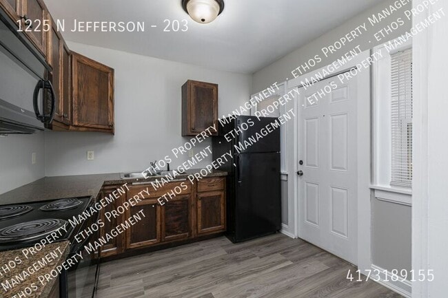 Building Photo - 1225 N Jefferson-203