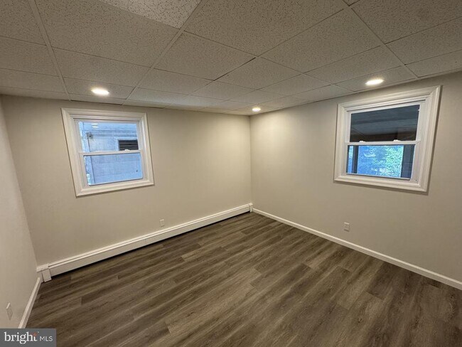 Building Photo - 601 E Lakeshore Dr