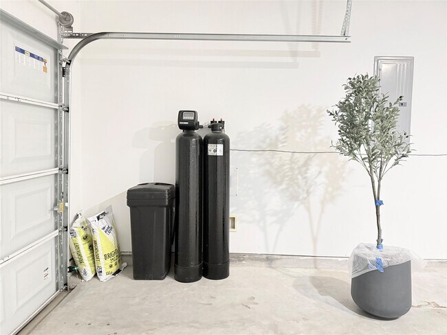 Building Photo - 9662 Caney Trails Rd