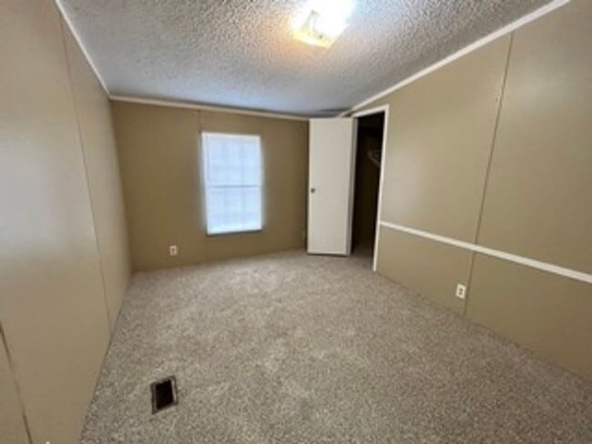 Building Photo - 3 Bed 2 bath home for rent