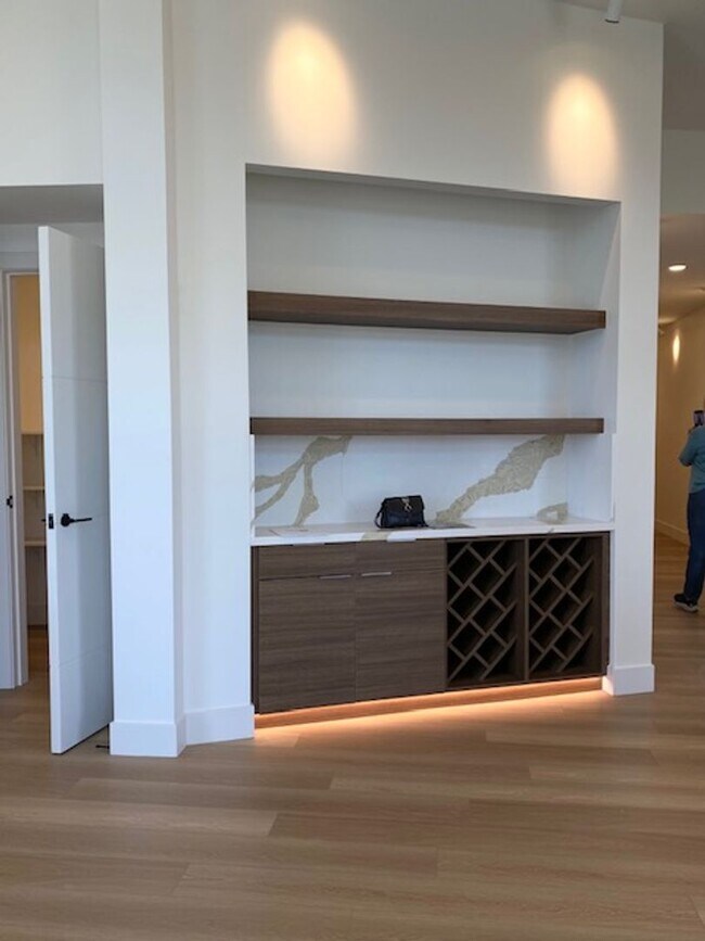 Building Photo - Enjoy The Coastal Carlsbad Village Lifestyle
