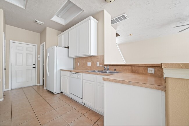 Building Photo - 5626 Claybeck Ln