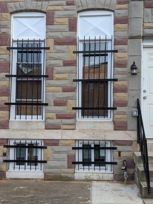 Primary Photo - 2027 Wilkens Ave