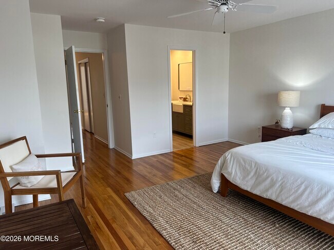 Building Photo - 25 Meadow Ave