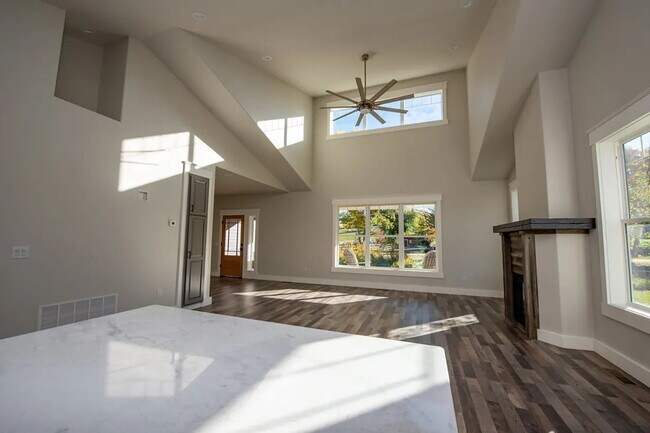 Building Photo - Beautiful and Spacious 3 Bed, 2.5 Bath Hom...