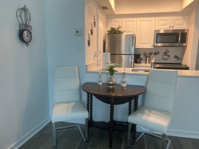 Building Photo - NEW PRICE on Adorable 1BR/1BA Condo in Downtown Venice