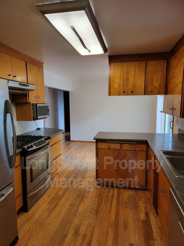 Building Photo - 1827 NW Menlo Dr