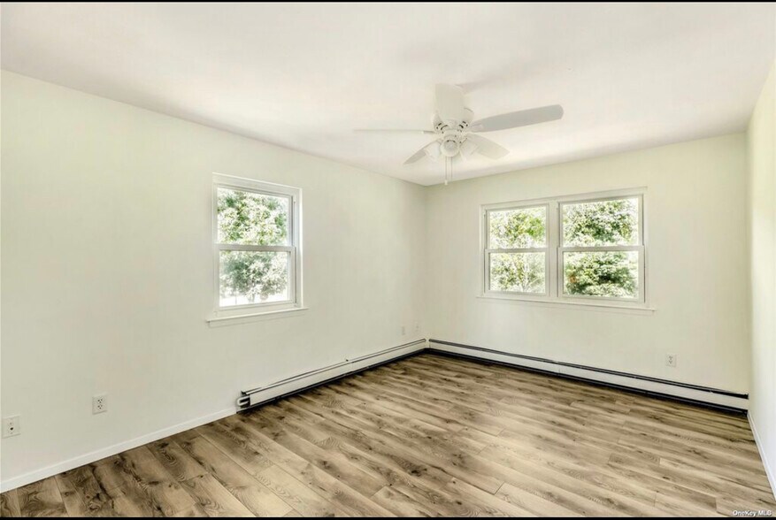 Building Photo - 370 Blue Point Rd