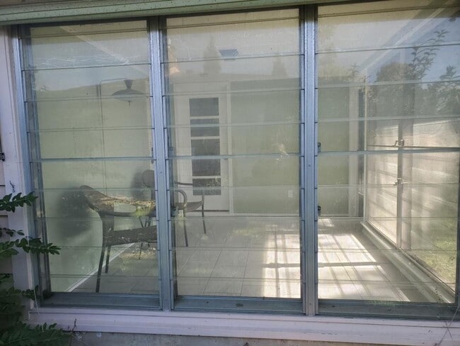 Building Photo - 2 Bedroom Single Family Home, Fall Move In!