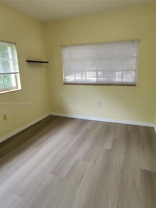 Building Photo - 3071 Riverside Dr