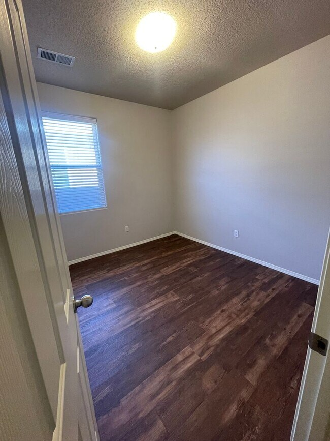 Building Photo - Great 3 Bedroom Home