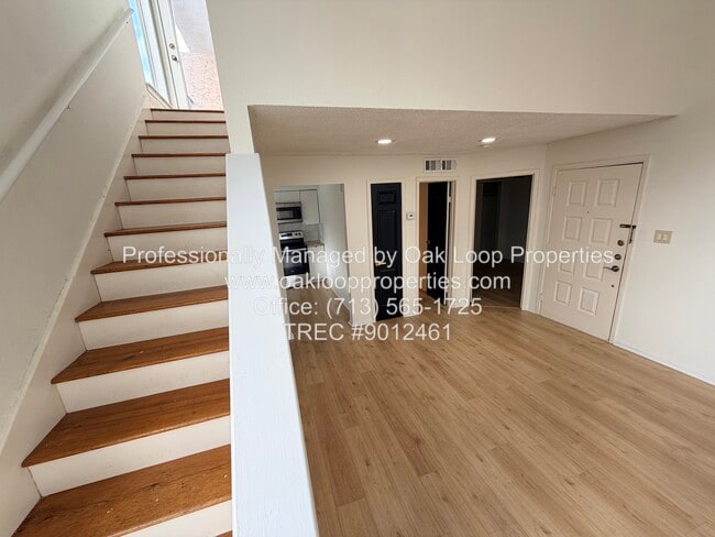 Building Photo - 10855 Meadowglen Ln