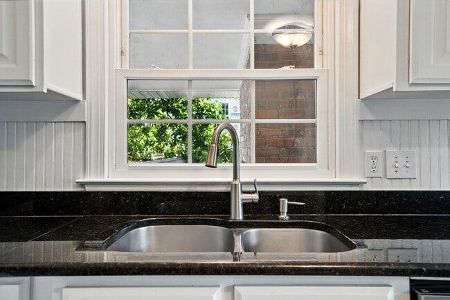 Building Photo - Perfect blend of Charm and Convenience!