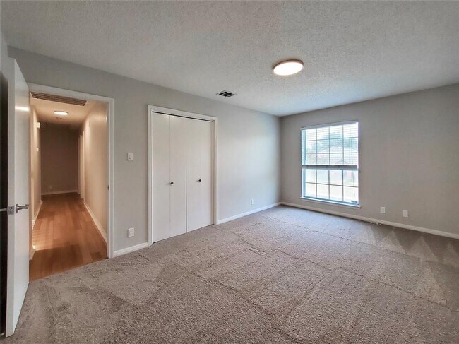 Building Photo - 11105 Crossland Dr