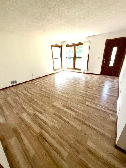 Building Photo - 2098 Sherwood Ave