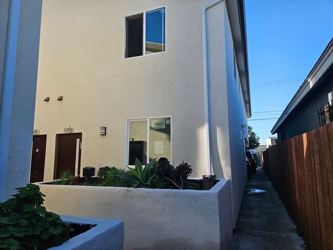 Building Photo - 1128 E 28th St