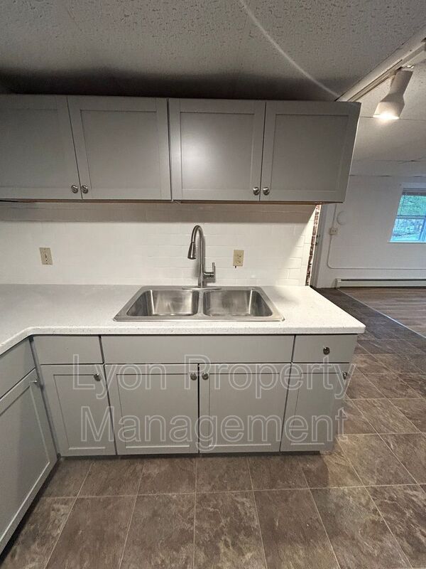 Building Photo - 1495 Ten Rod Rd