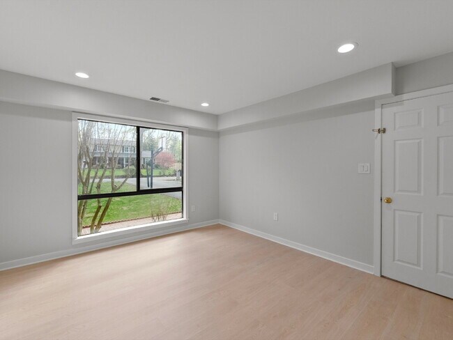 Building Photo - "Spacious 5-Bed Haven on Cedarest Rd – Where Comfort Meets Convenience in Fairfax!"