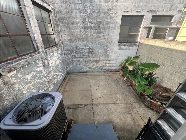 Building Photo - 2307 Chartres St