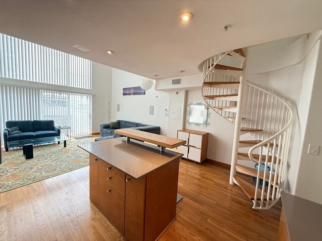 Building Photo - Charming Loft - 2 bed/ 2.5 bath in prime downtown San Diego!
