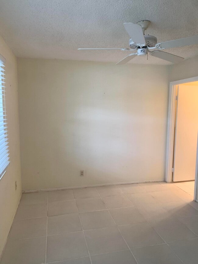 Building Photo - 220 Lake Constance Dr