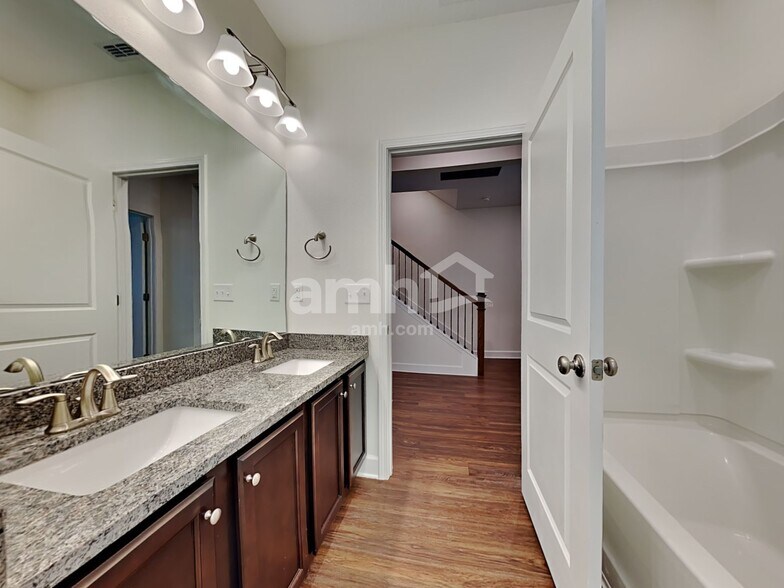 Building Photo - 11520 World Woods Ct
