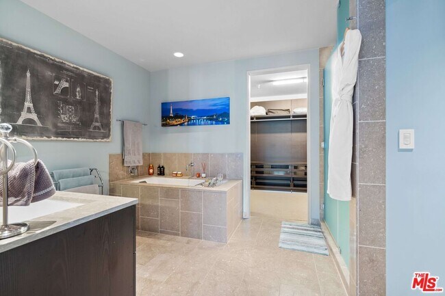 Building Photo - 6250 Hollywood Blvd