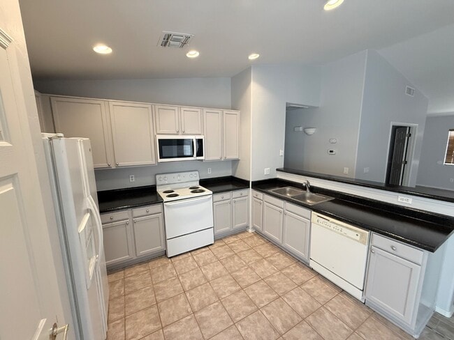 Building Photo - 4663 S Valley Rd
