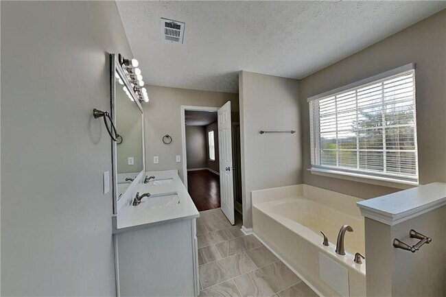 Building Photo - 7550 Springmill Ct