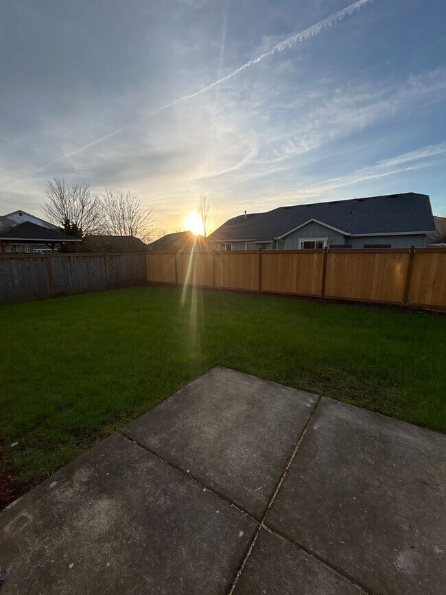 Building Photo - Single Level 3 Bedroom / 2 Bath Home in Albany ~ Don't Delay Apply Today!
