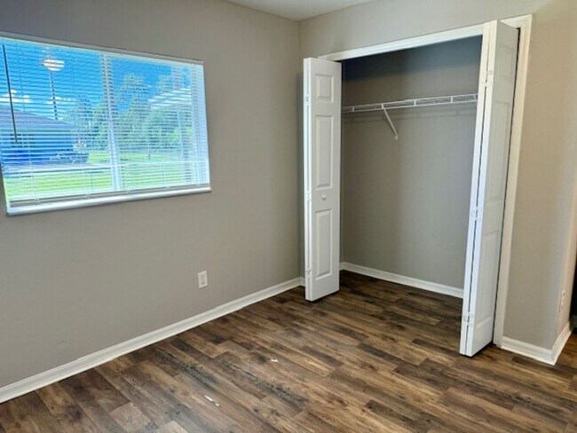 Building Photo - 18-Month Lease at $1,425 / 12-Month Lease ...