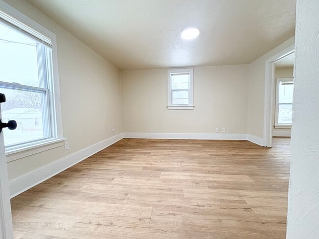 Building Photo - 520 12th Ave