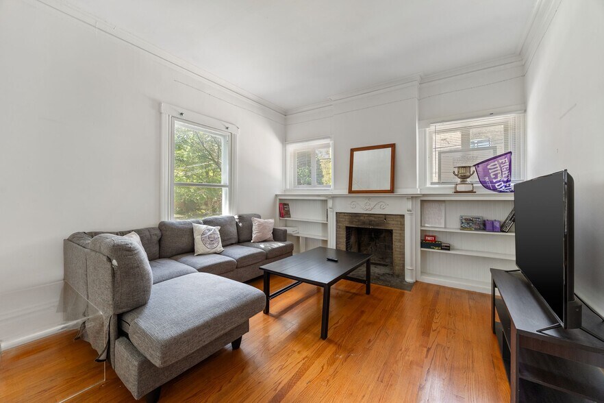 Building Photo - 627 Library Pl