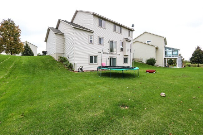 Building Photo - 1715 Fox Run