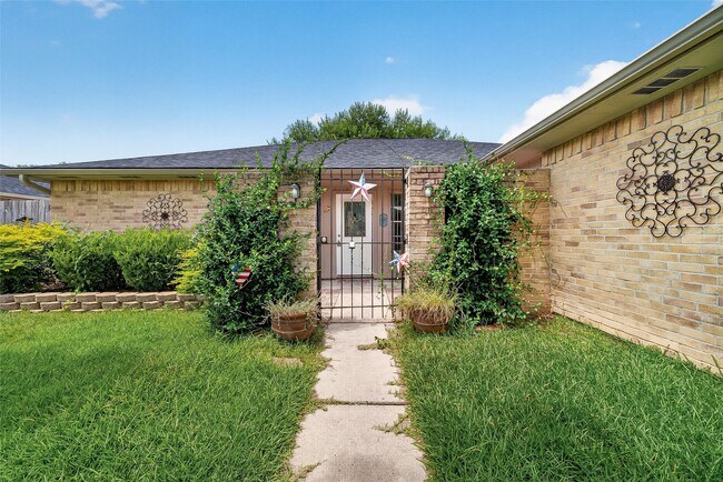 Building Photo - 15815 Thistledew Dr