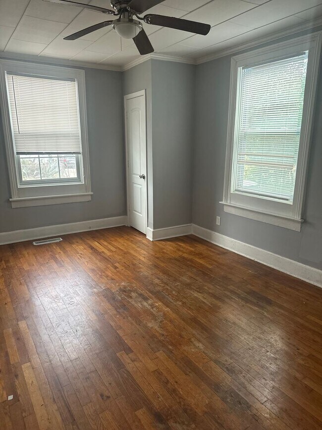 Building Photo - Spacious 3 bedroom 1 bath home