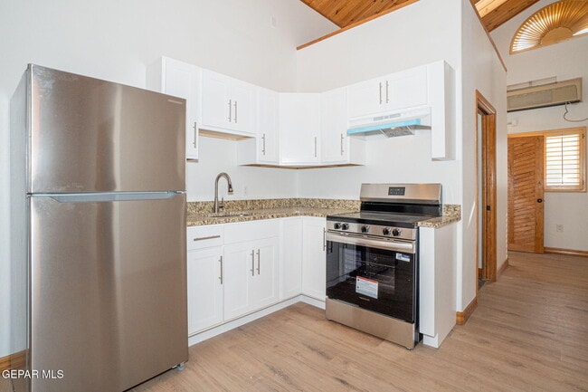 Building Photo - 404 W Overland Ave