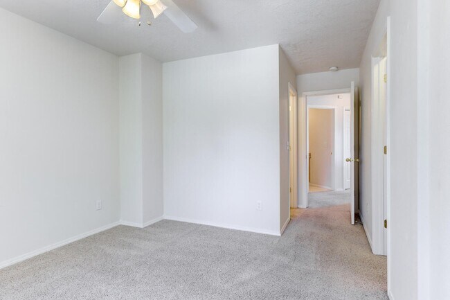 Building Photo - Spacious 3 Bed, 2.5 Bath Home with Garage ...