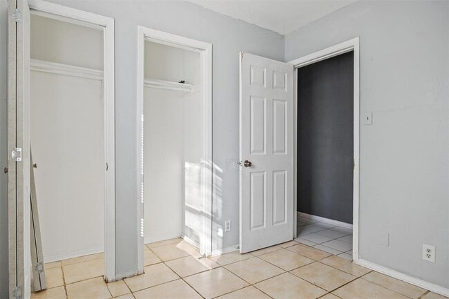 Building Photo - 2102 Lamplight Village Cir