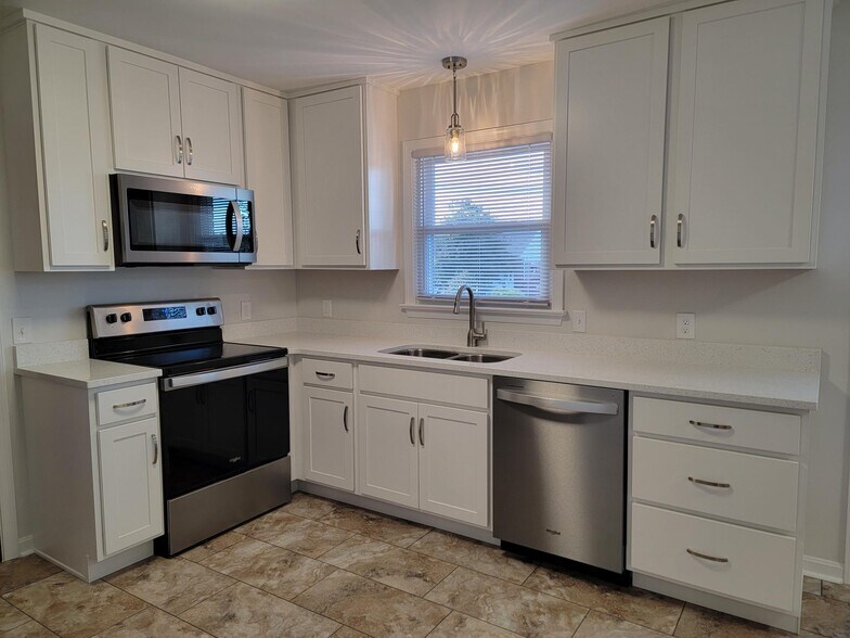 Building Photo - 1174 Rose Ave