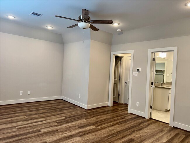 Building Photo - 1282 N Post Oak Rd